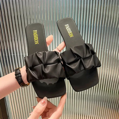 Viviane – Noire, Chic Minimaliste & Détail Plissé