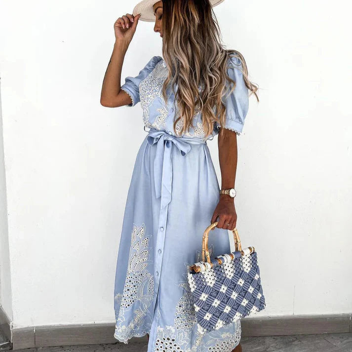 Céleste – Robe Midi Brodée Bleu Ciel pour l'Été