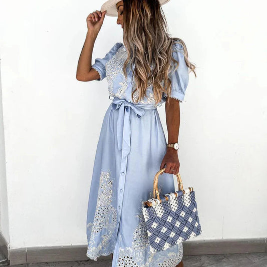Céleste – Robe Midi Brodée Bleu Ciel pour l'Été