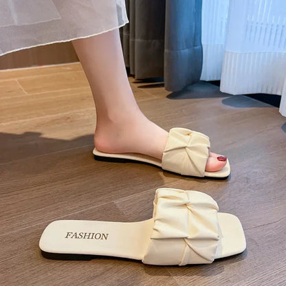 Viviane – Beige, Élégance Légère & Détail Plissé