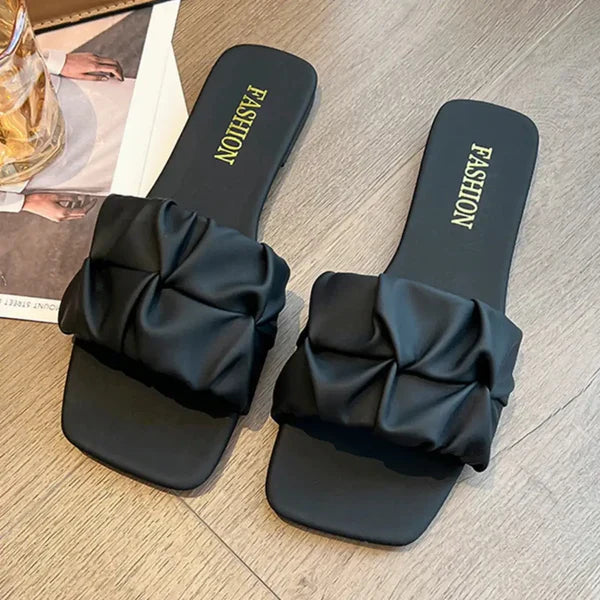 Viviane – Noire, Chic Minimaliste & Détail Plissé