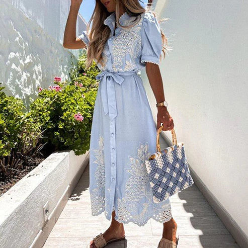 Céleste – Robe Midi Brodée Bleu Ciel pour l'Été
