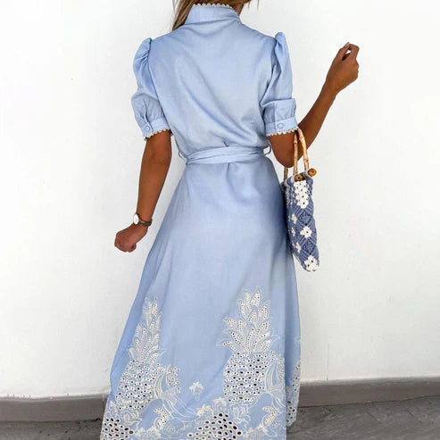 Céleste – Robe Midi Brodée Bleu Ciel pour l'Été